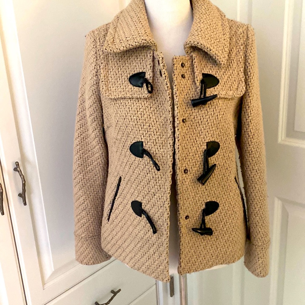Tweed jacket w faux horn and leather detail